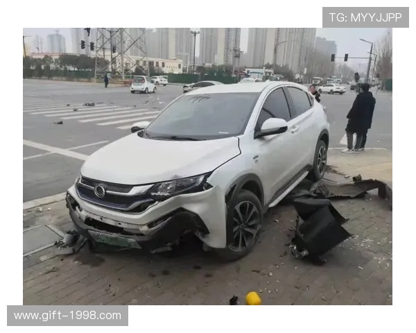 三球市中心车祸人无恙悍马相撞